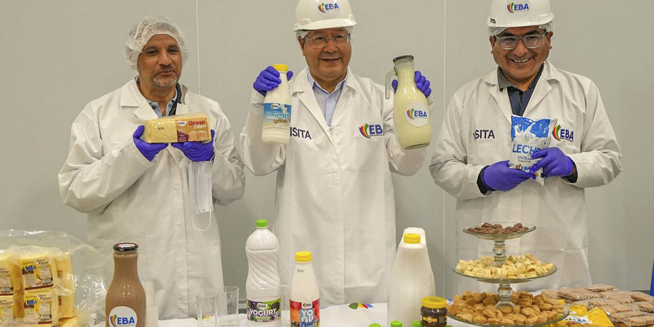 El presidente Luis Arce en el municipio de Challapata, Oruro, el jueves, en la ampliación de la planta para procesar leche.