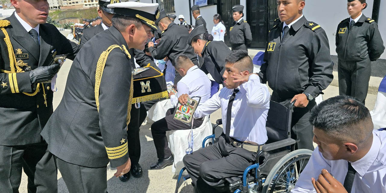 Una persona con discapacidad recibe su libreta de servicio militar.