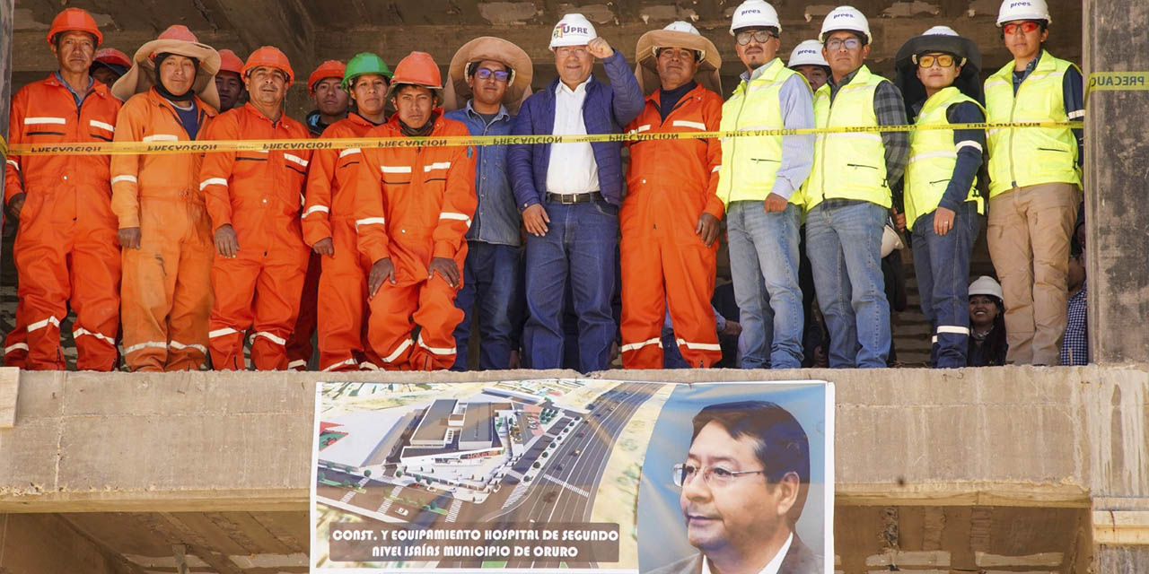 El Presidente junto a los trabajadores de la obra.