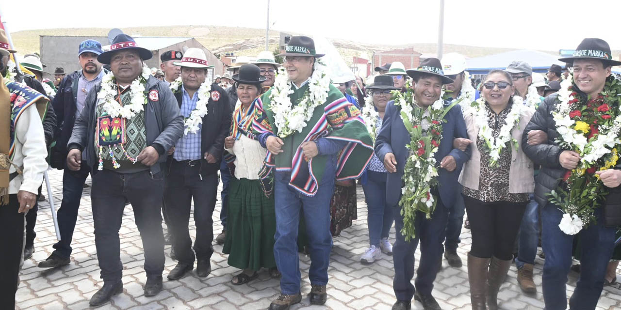 El presidente Luis Arce en el municipio de Corque, de Oruro.  