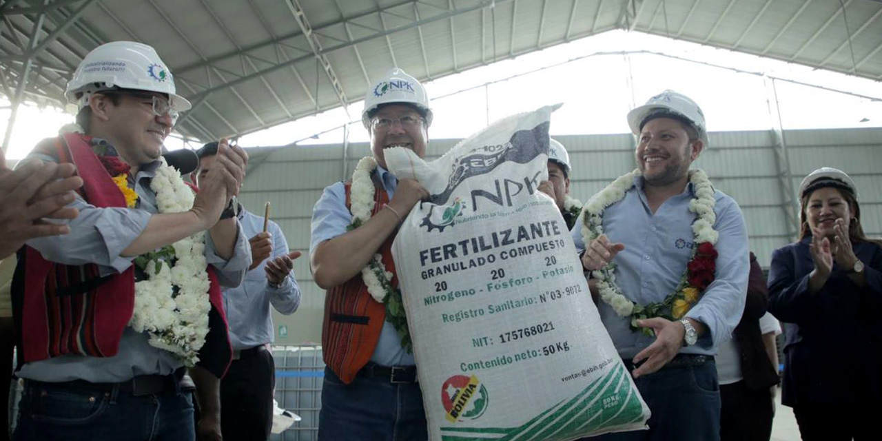 El presidente Arce muestra la producción de la Planta de NPK, en el municipio de Santiváñez, Cochabamba.