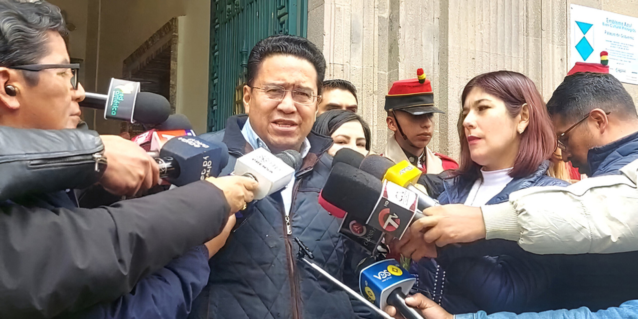 El ministro Siles en contacto con la prensa, este sábado. Foto: Captura