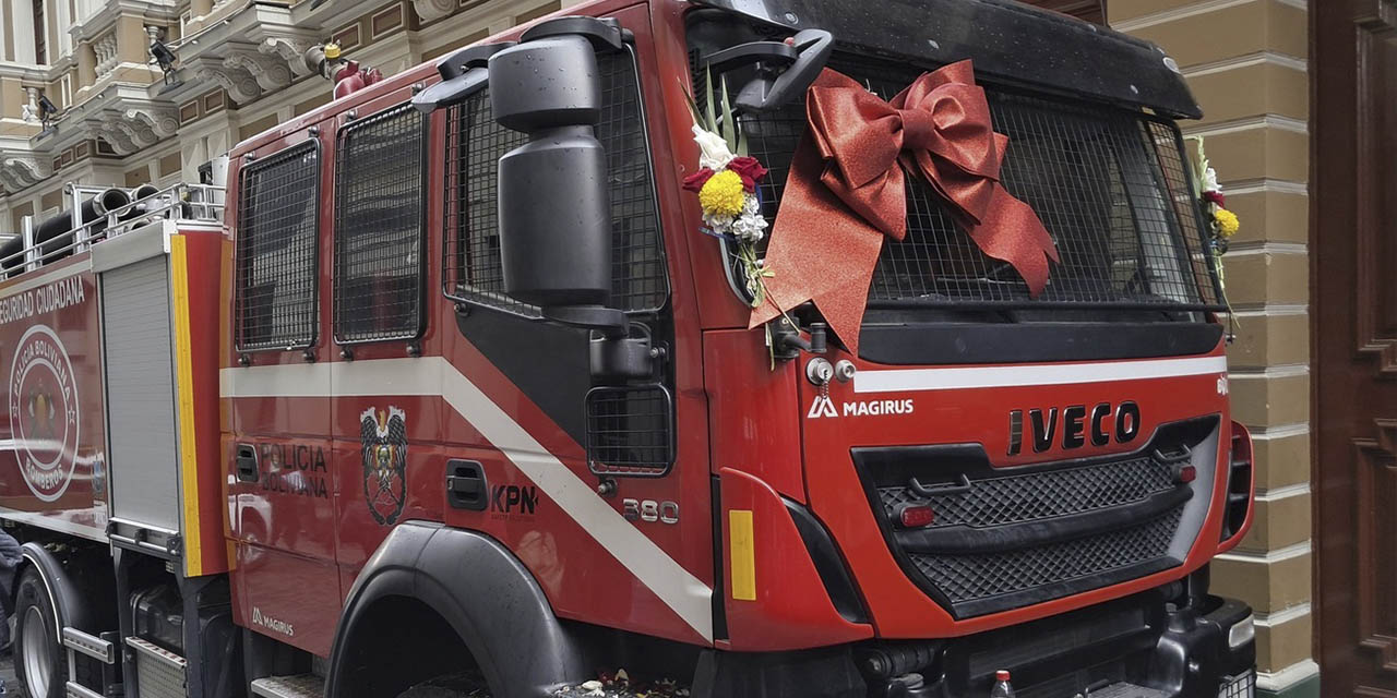 El carro bombero entregado por la Gobernación de La Paz.