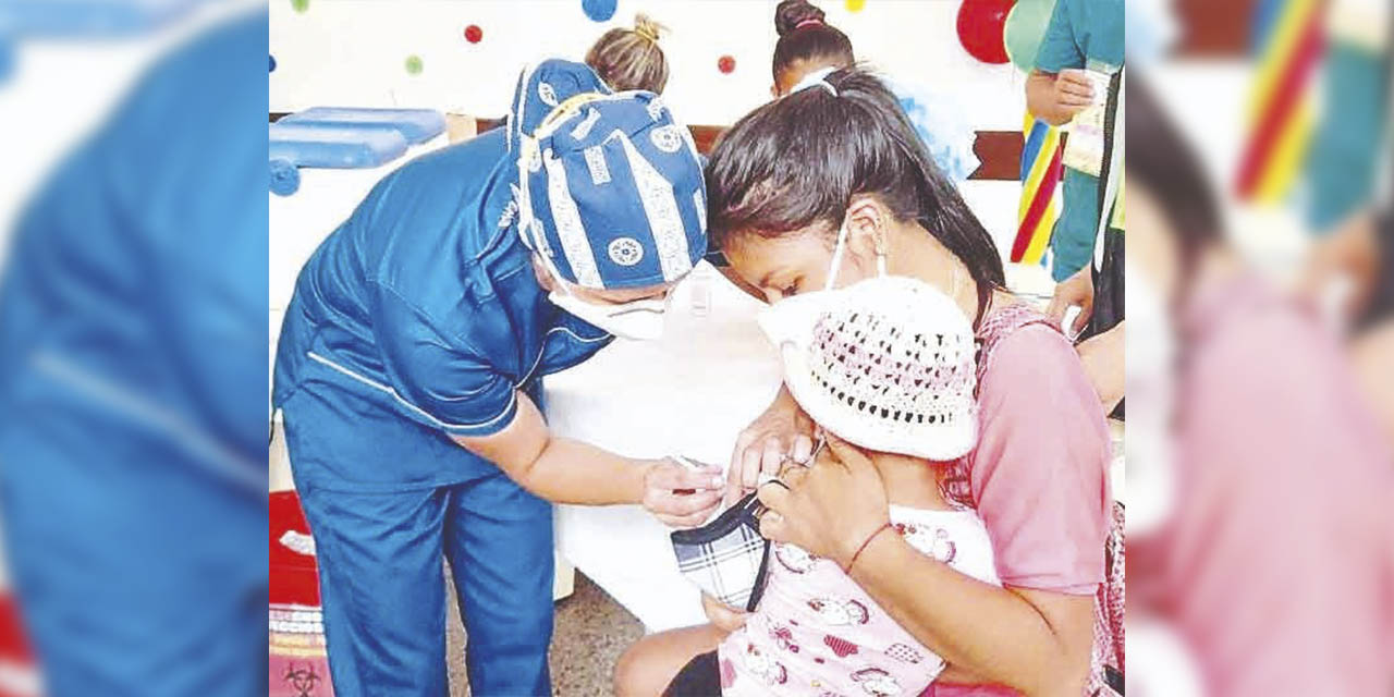 Una niña recibe la vacuna contra la influenza.