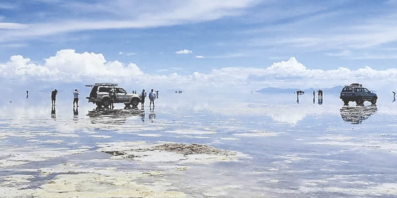 El atractivo turístico salar de Uyuni en Potosí.