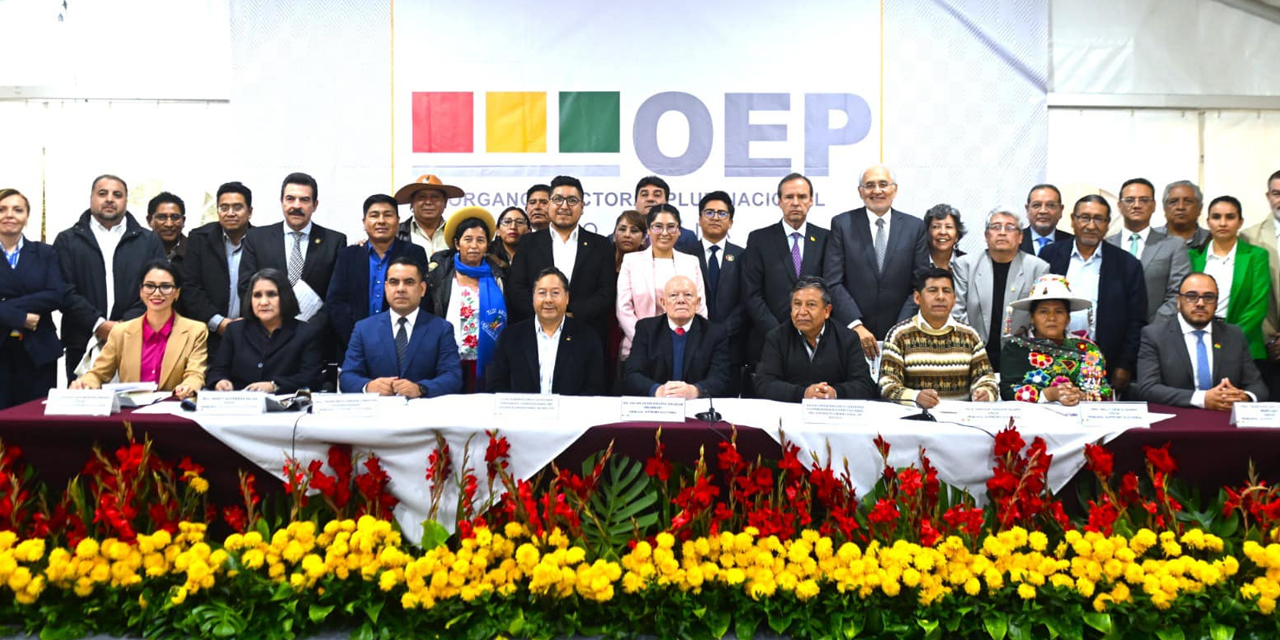 El presidente Luis Arce junto al presidente del TSE, Oscar Hassenteufel, y los demás asistentes del Tercer Encuentro Multipartidario e Interinstitucional por la Democracia. Foto: Facebook Lucho Arce