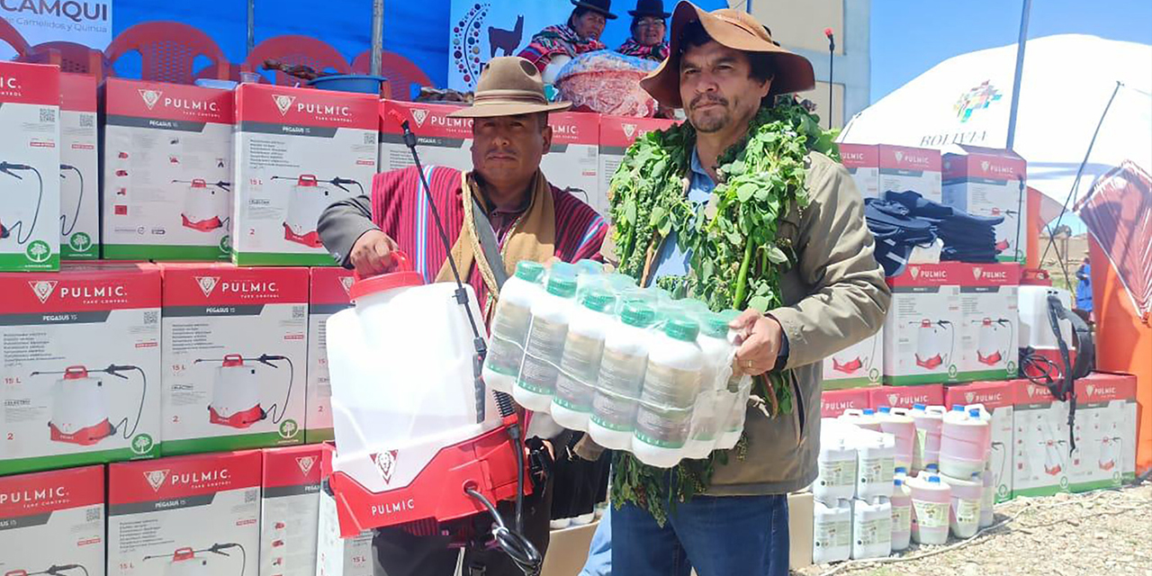 Uno de los productores que recibió  los equipos e insumos. 