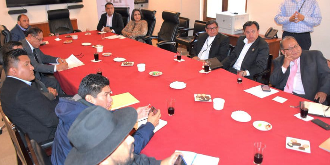 El encuentro entre los vocales del Tribunal Supremo Electoral (TSE) y la delegación del municipio de Quillacollo. Foto: Cuenta en X de Francisco Vargas