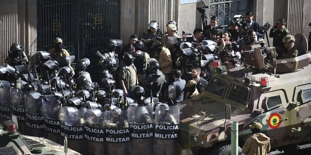 Efectivos militares durante la toma de la plaza Murillo en la ciudad de La Paz, el 26 de junio de 2024.