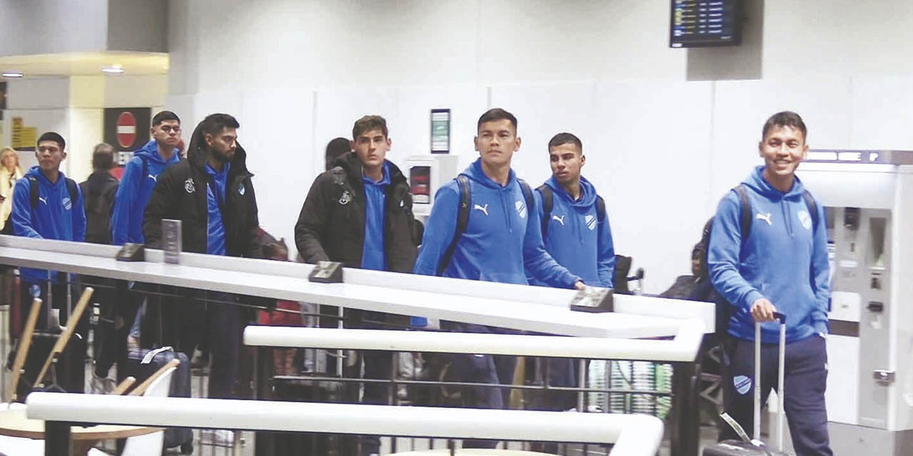 Los jugadores de Bolívar en el arribo al aeropuerto de Manchester, donde entrenarán y jugarán amistosos dentro del plan de pretemporada.