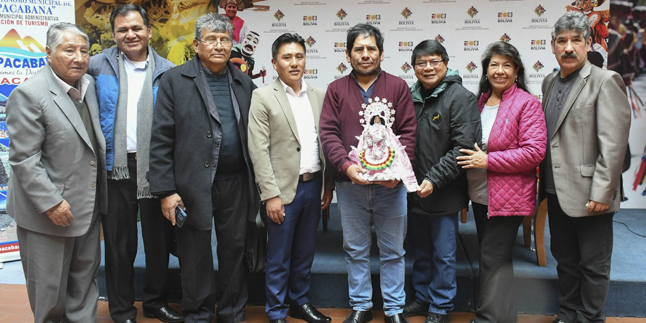 La Virgen de Copacabana ha sido un referente espiritual y cultural desde los siglos XVII y XVIII, cuando incluso los mineros de Potosí acudían a ella en busca de protección frente a los peligros de su trabajo.