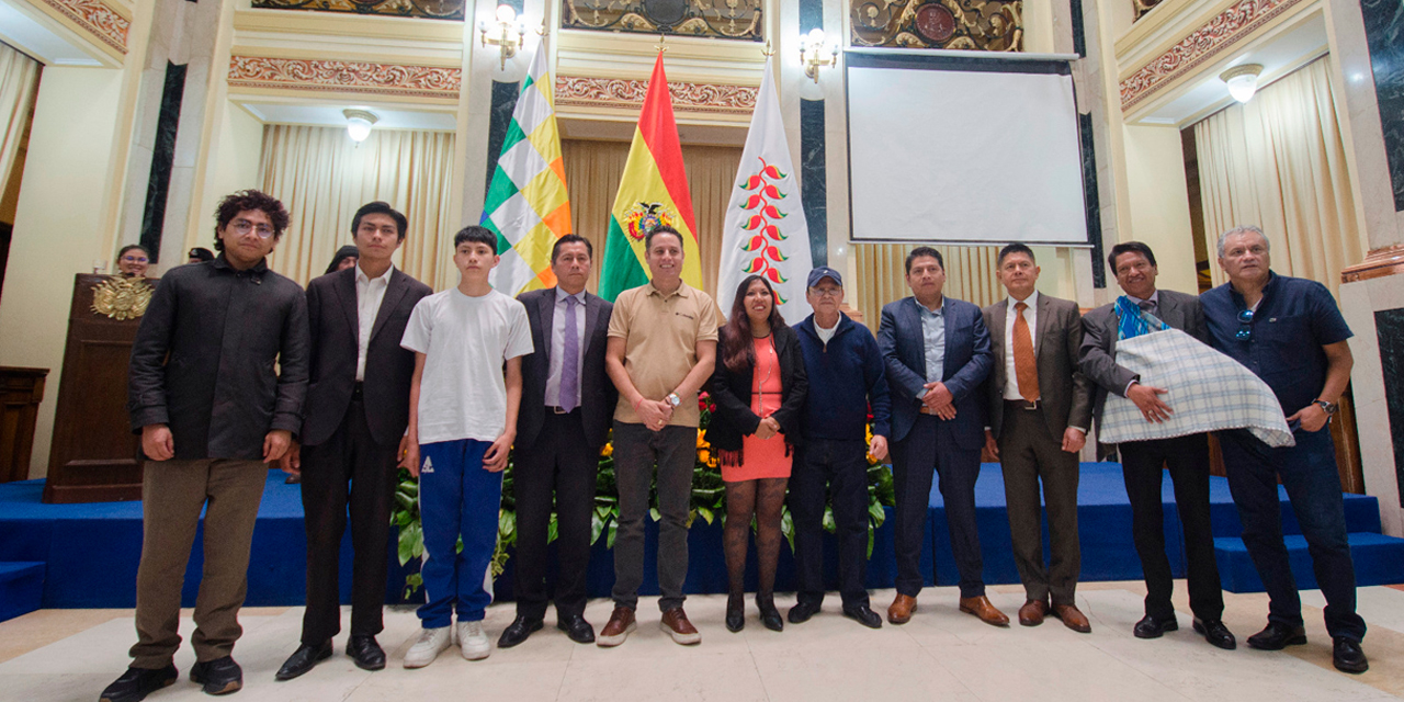 El vicepresidente Edmand Lara junto a las nuevas autoridades. Foto: VE