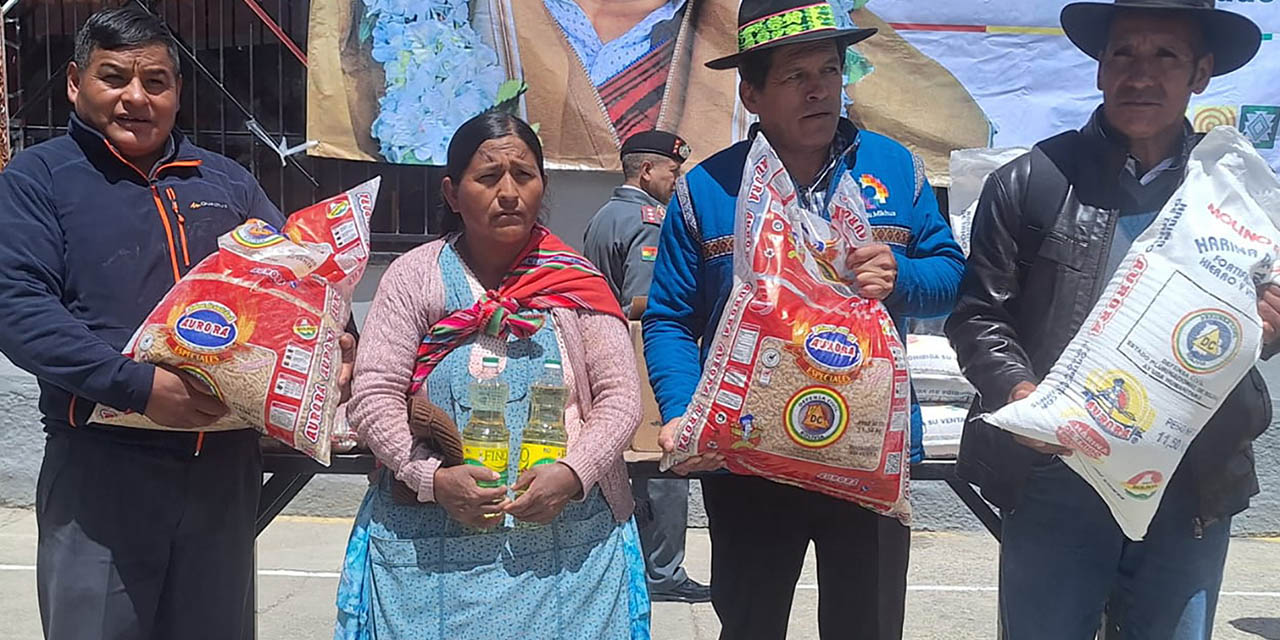 Familias afectadas por las intensas lluvias reciben ayuda humantaria del Gobierno.