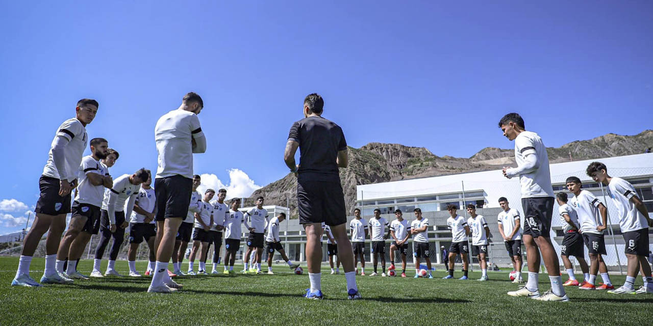 Jugadores del equipo celeste en la charla técnica antes de iniciar la práctica en el CAR de Ananta.