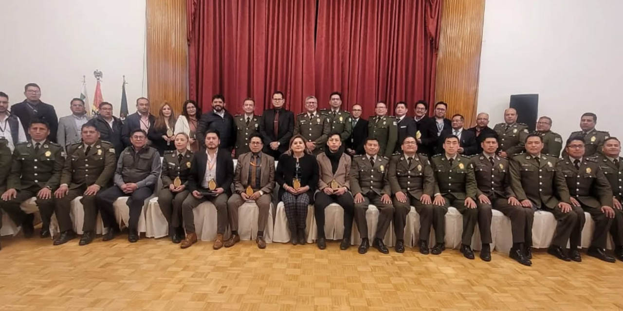 Reunión estratégica junto a jefes policiales y coordinadores del Ministerio Público.