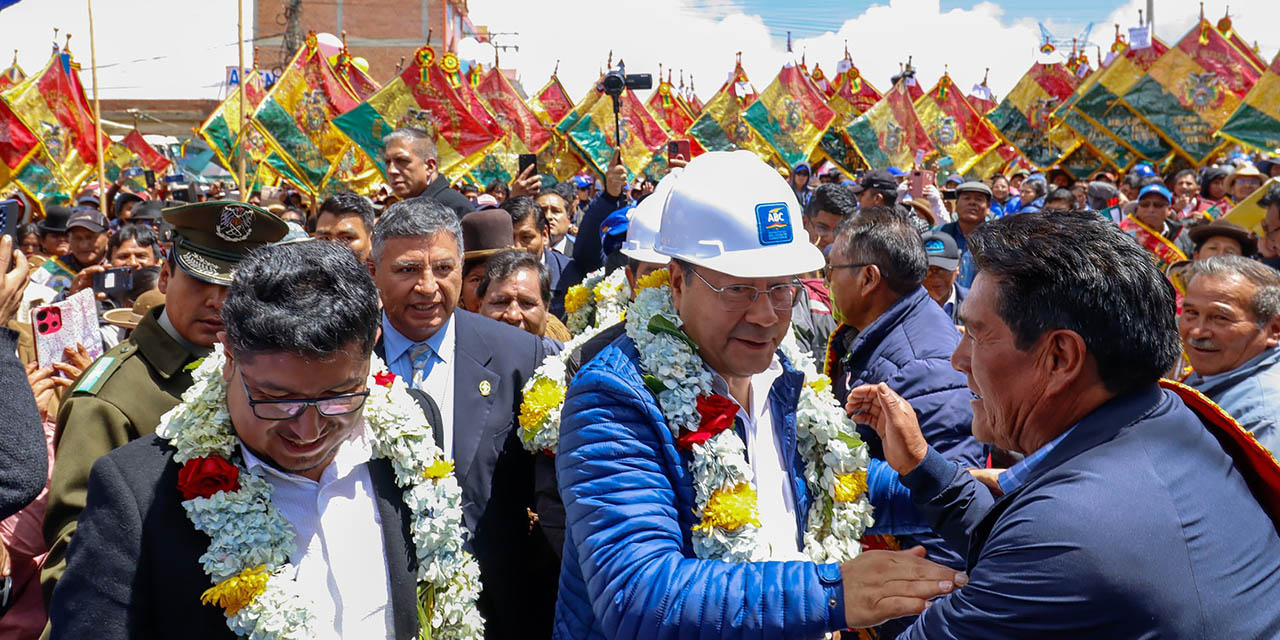 El presidente de Bolivia, Luis Arce, con sectores sociales en El Alto.