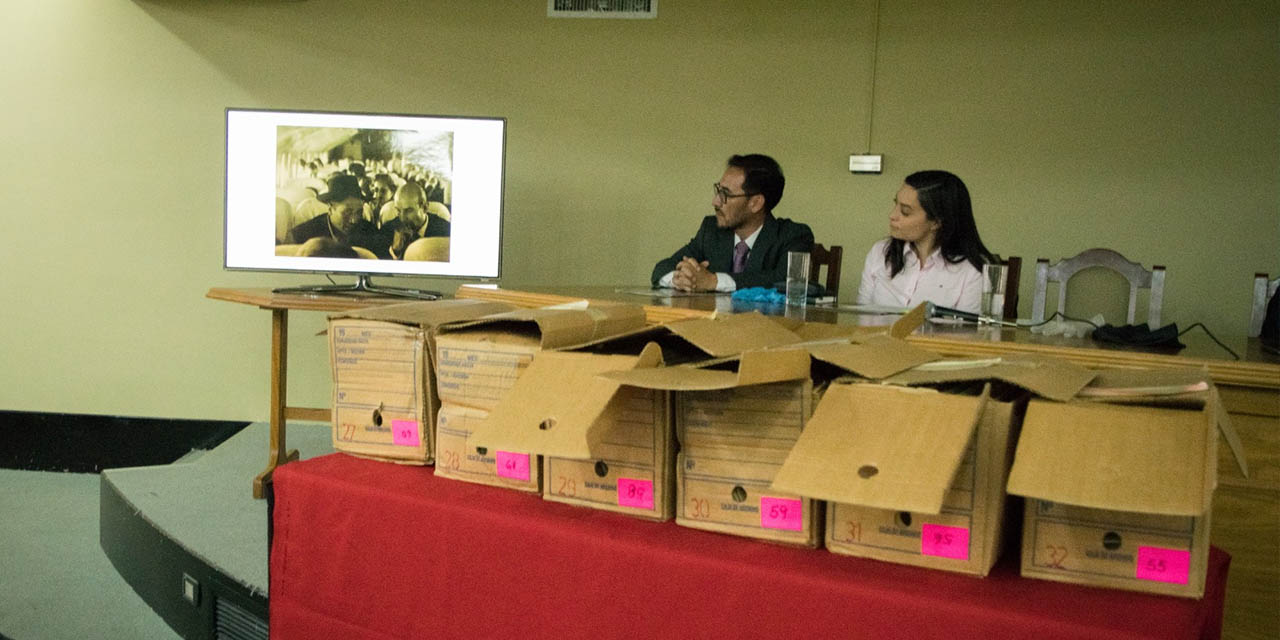 Las cajas que resguardan la documentación personal de Walter Guevara Arze.