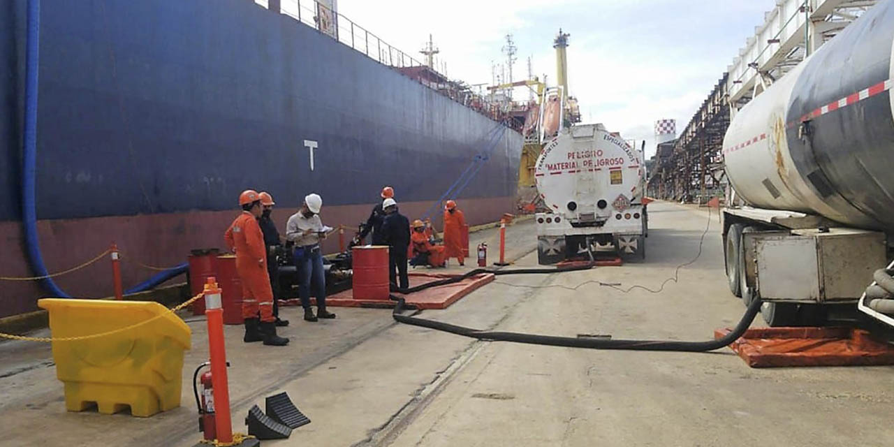 Carga de las cisternas en la terminal de Arica. 