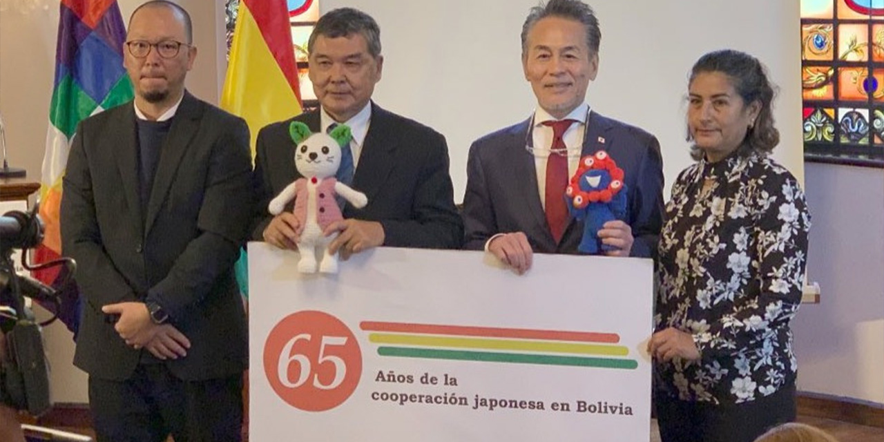 Autoridades de la Embajada y de la ABJ de San Juan tras la firma del contrato.