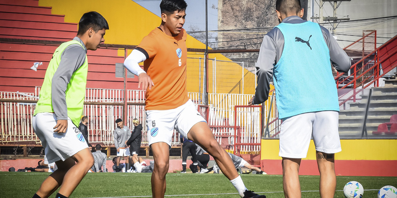 Ervin Vaca domina el balón en la práctica de del equipo celeste.