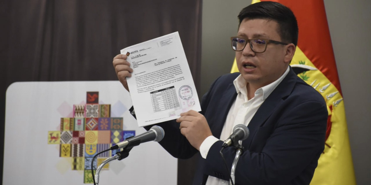 El Ministro de Planificación del Desarrollo, durante una conferencia de prensa. 