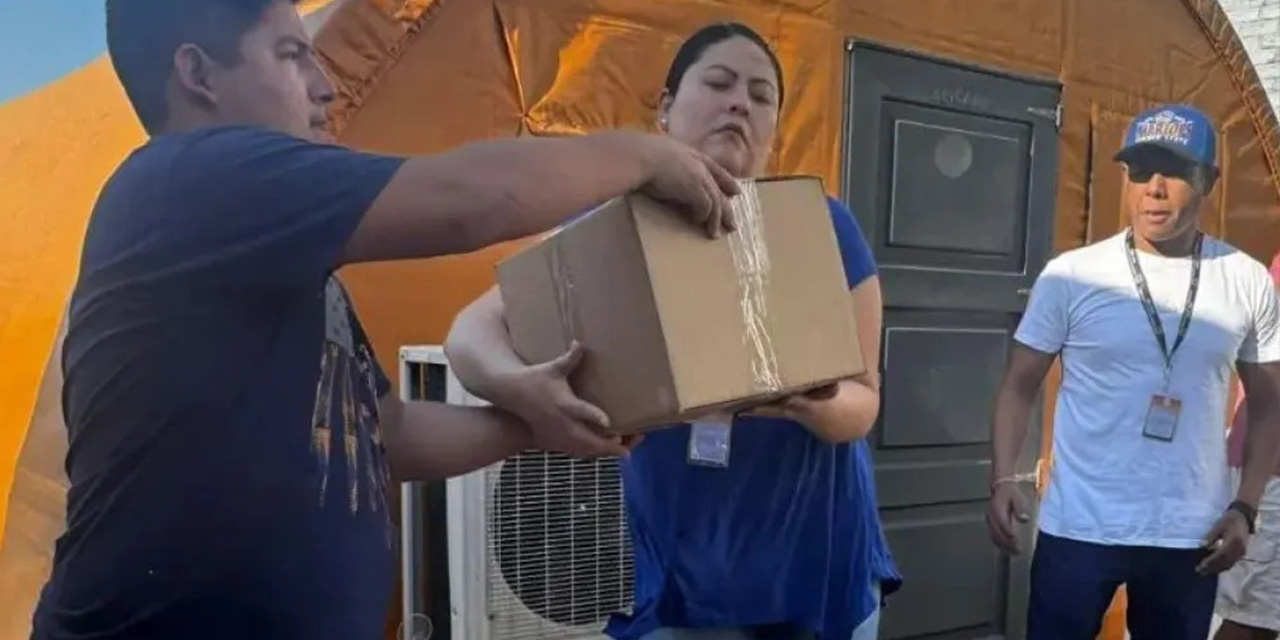 La llegada de cajas con insumos electorales. 