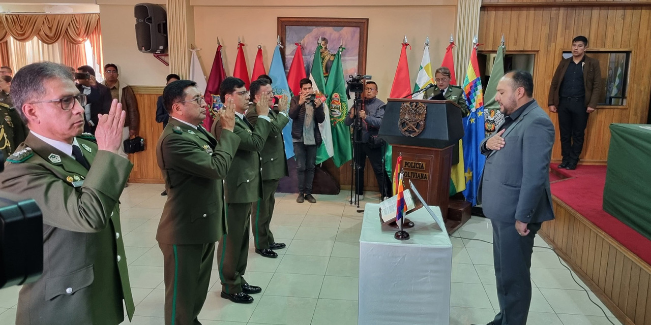 Las nuevas autoridades de la Policía Boliviana en su posesión.