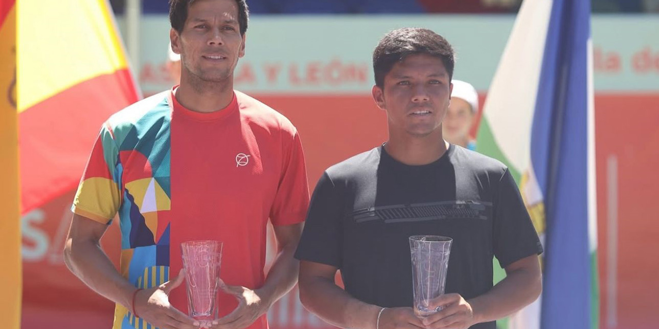 fderico Zeballos (izq.) disfruta del trofeo ganado en Segovia, junto a su compañero Soto.