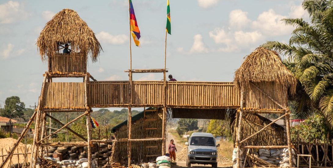 Una muralla construida por los seguidores de Evo Morales en el Chapare.