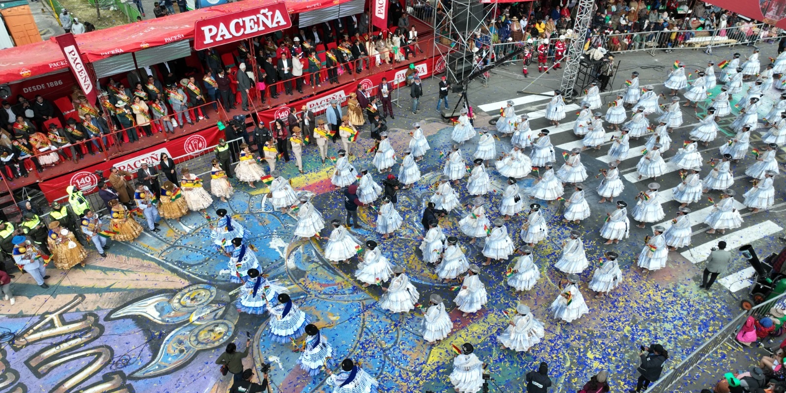 La morenada hace su paso por el palco oficial.