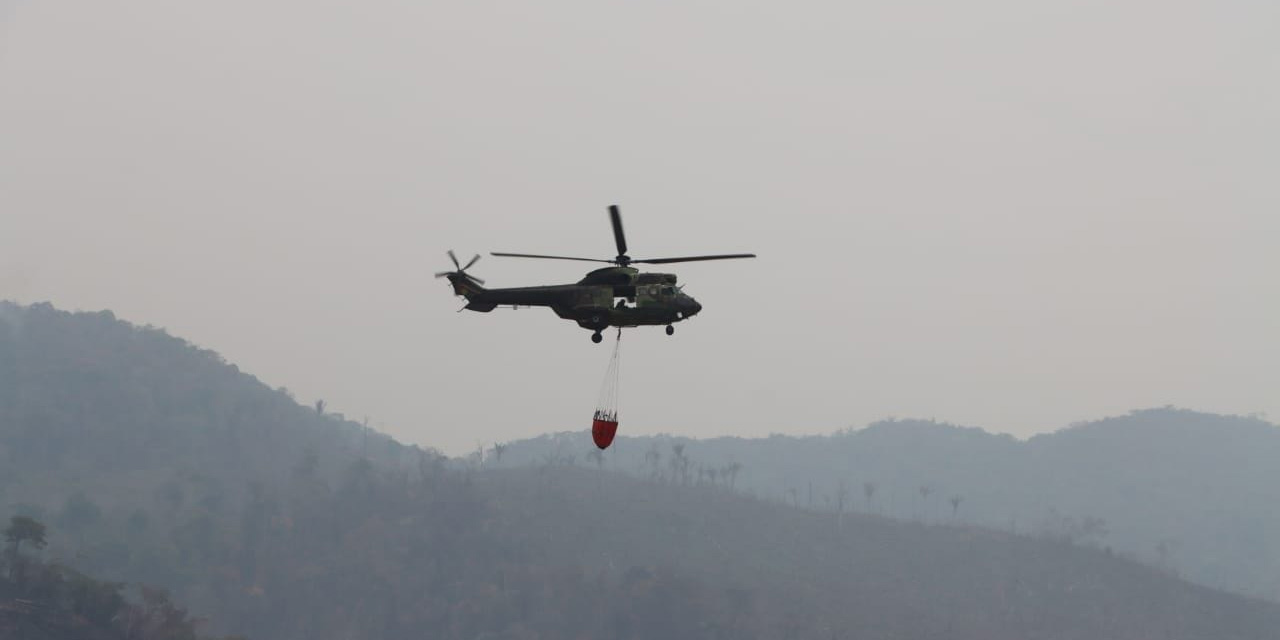Un helicóptero con equipo Bambi Bucket en plena operación en los incendios de 2024 en el departamento de La Paz. Foto: Archivo