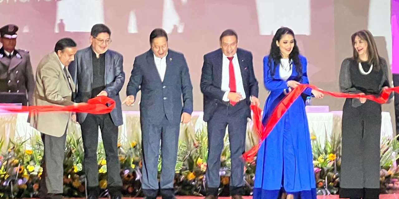 El presidente Luis Arce y el líder de los empresarios de La Paz, Rolando Kempff, en la apertura de la Feria “La Paz Expone del Bicentenario - 2025”. Foto: MEyFP
