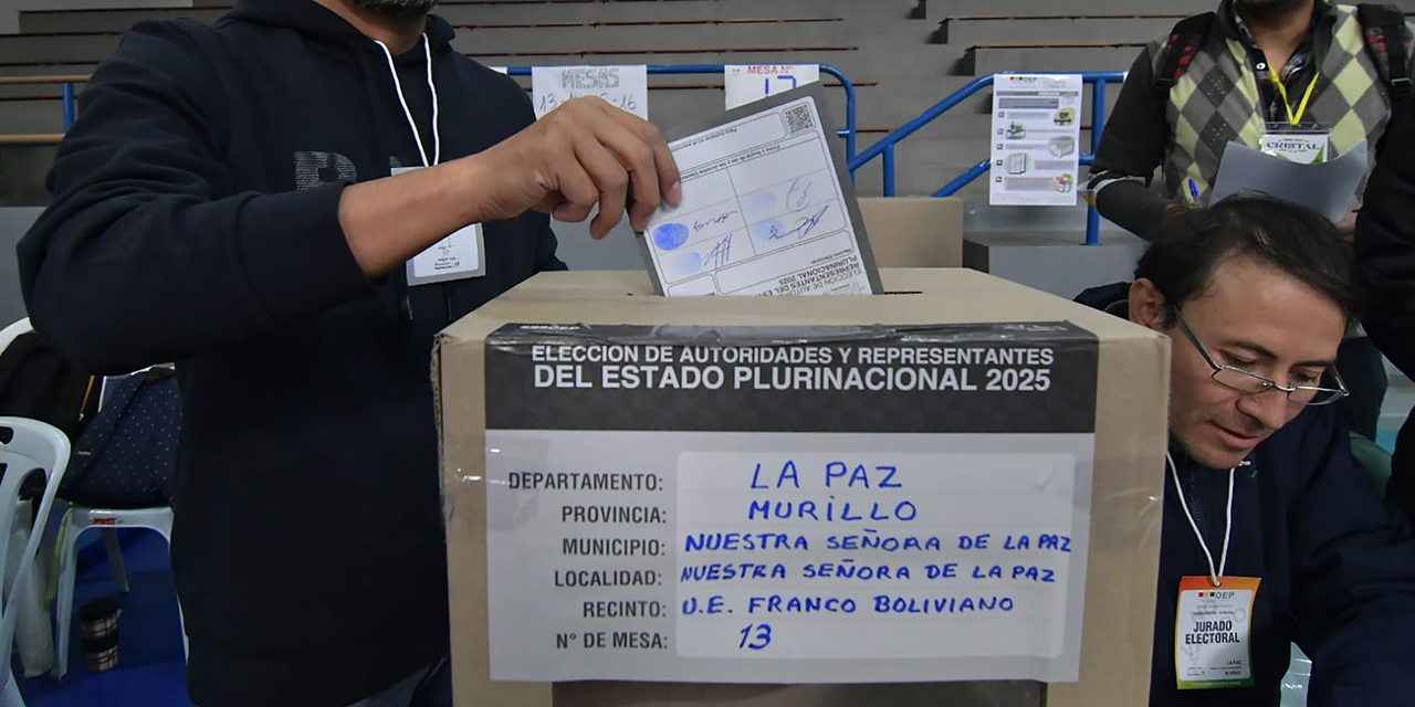 Jurados revisan las papeletas en una mesa electoral de La Paz.
