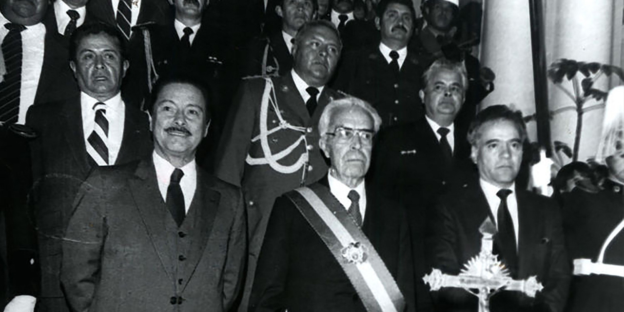 El expresidente Víctor Paz Estenssoro, (centro) con su gabinete de ministros, entre ellos  Gonzalo Sánchez de Lozada (1985).