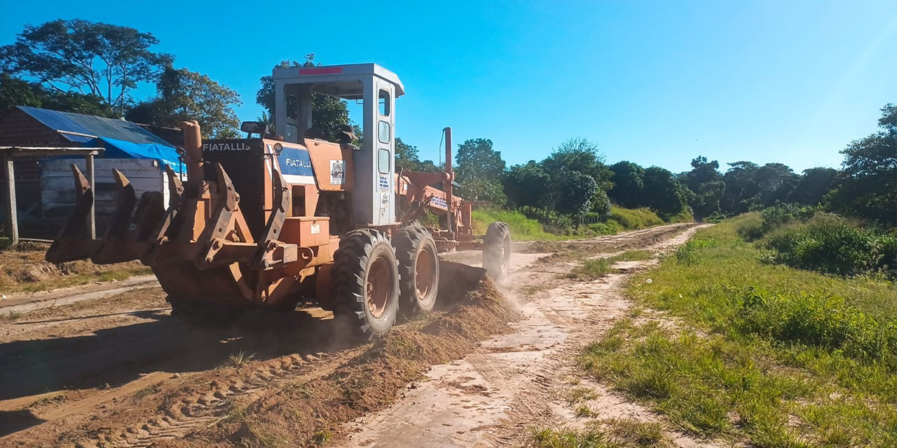 Maquinaria opera en la rehabilitación de las rutas que integran el municipio cruceño. 