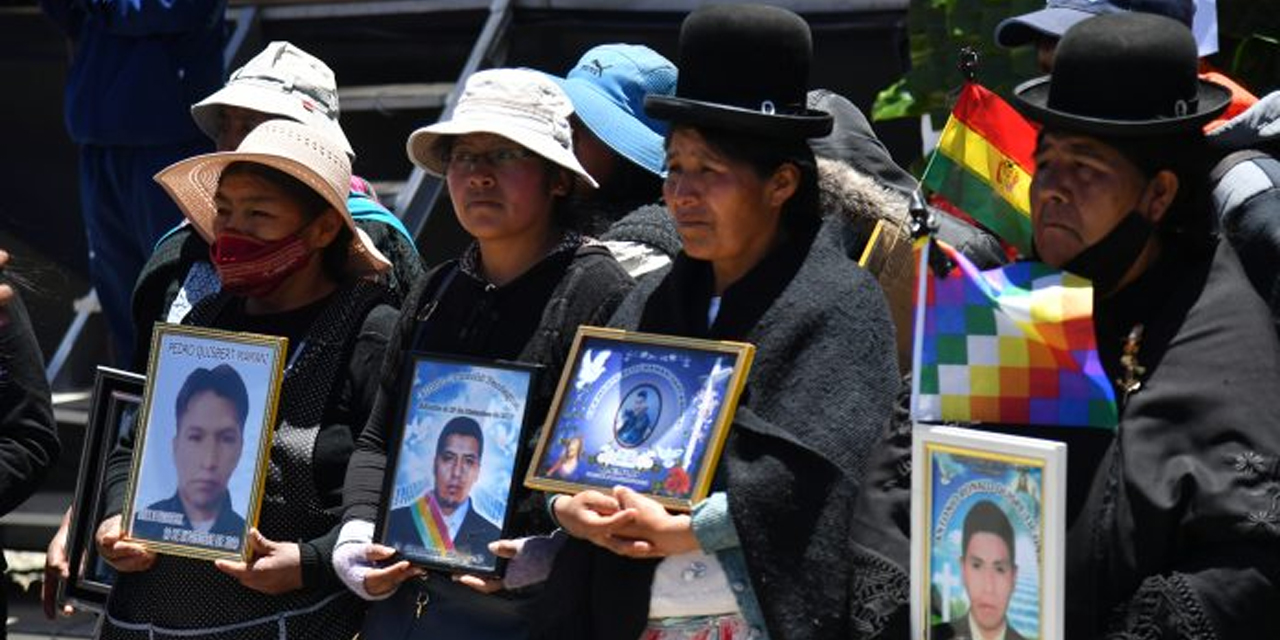 Familiares de las víctimas en protesta.