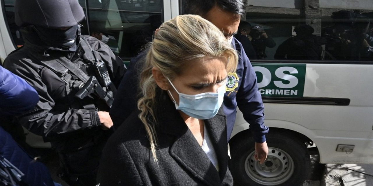 Añez, luego de una audiencia judicial en La Paz.