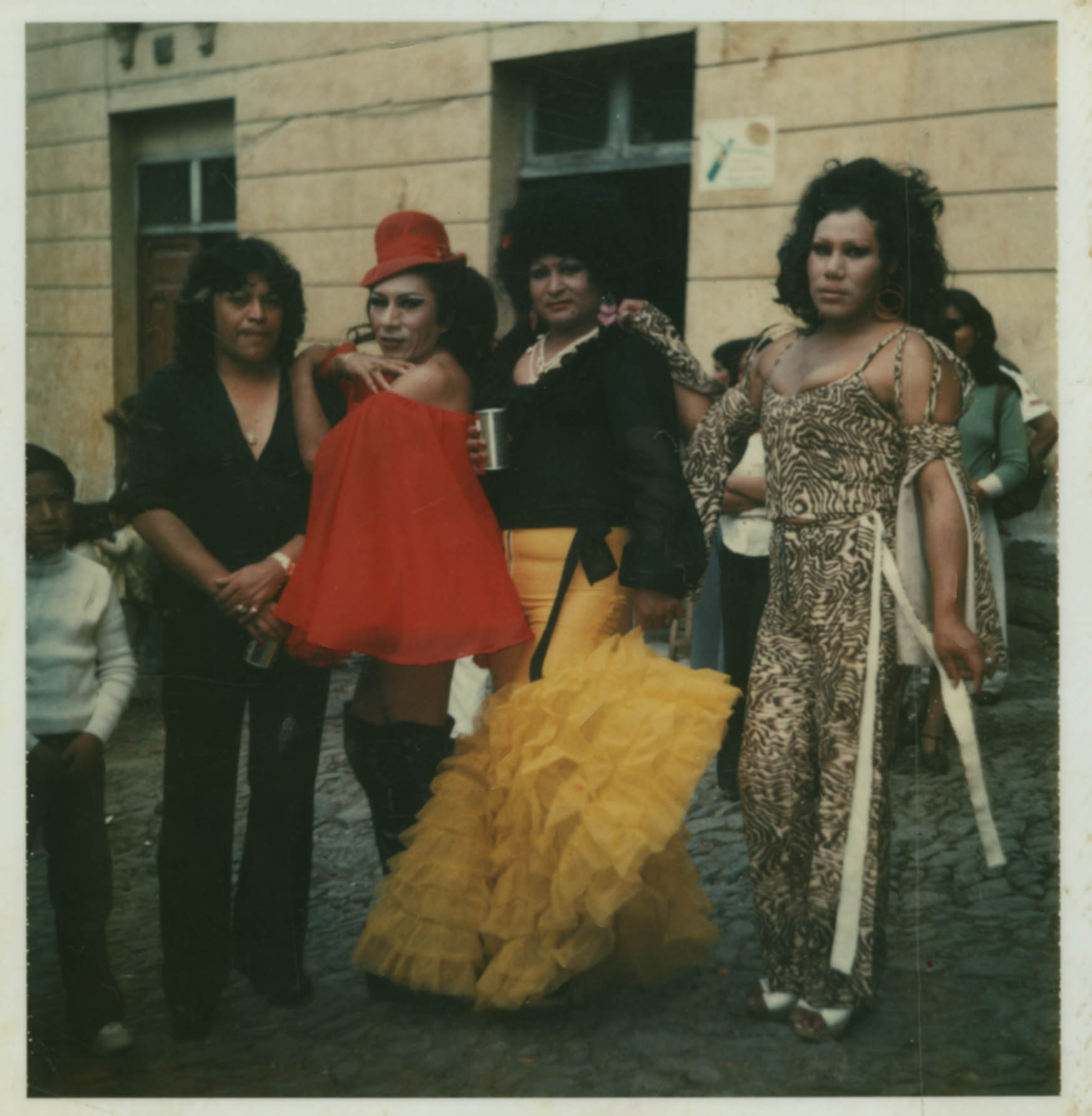 En la Fiesta de Santa Barbara Juana y sus amigas en 1980