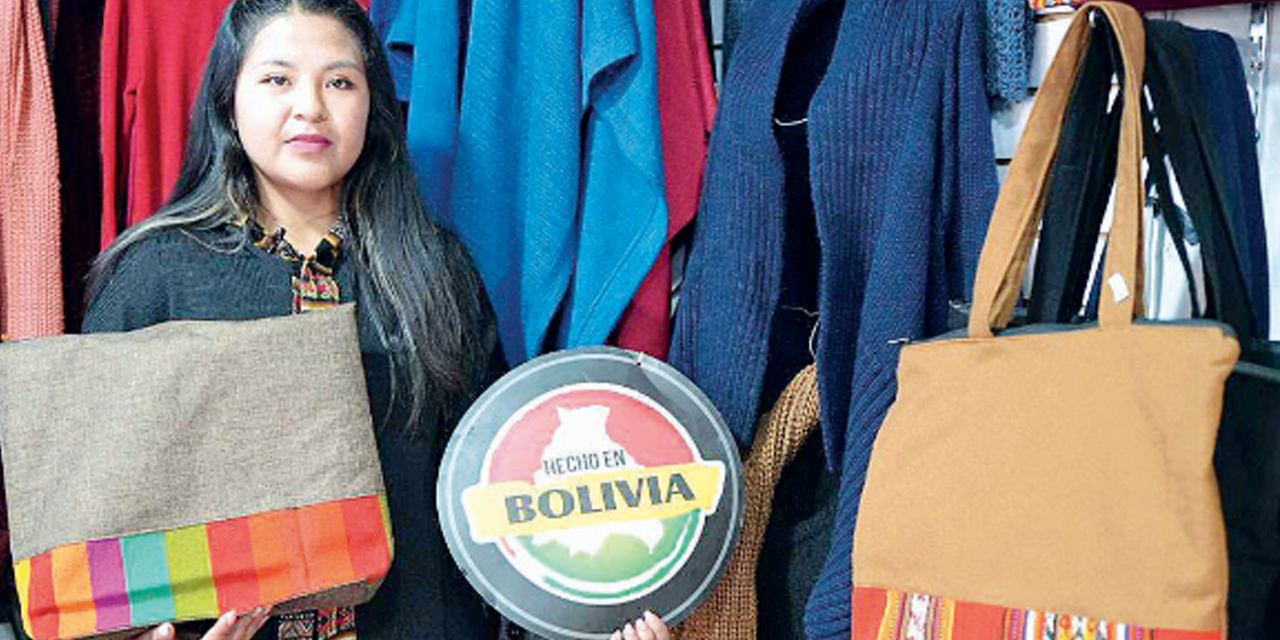 Una empresaria nacional muestra su producción, con el sello Hecho en Bolivia.