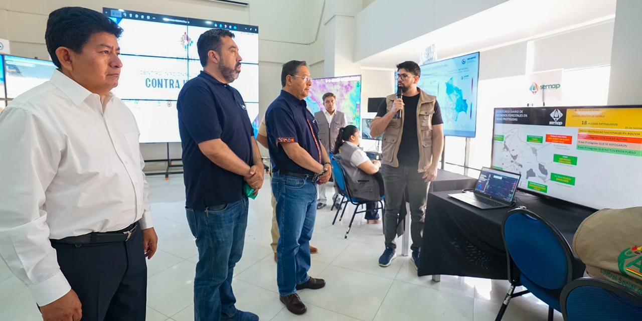 El presidente Luis Arce inspeccionó el trabajo del Centro Nacional de Monitoreo contra Incendios. 