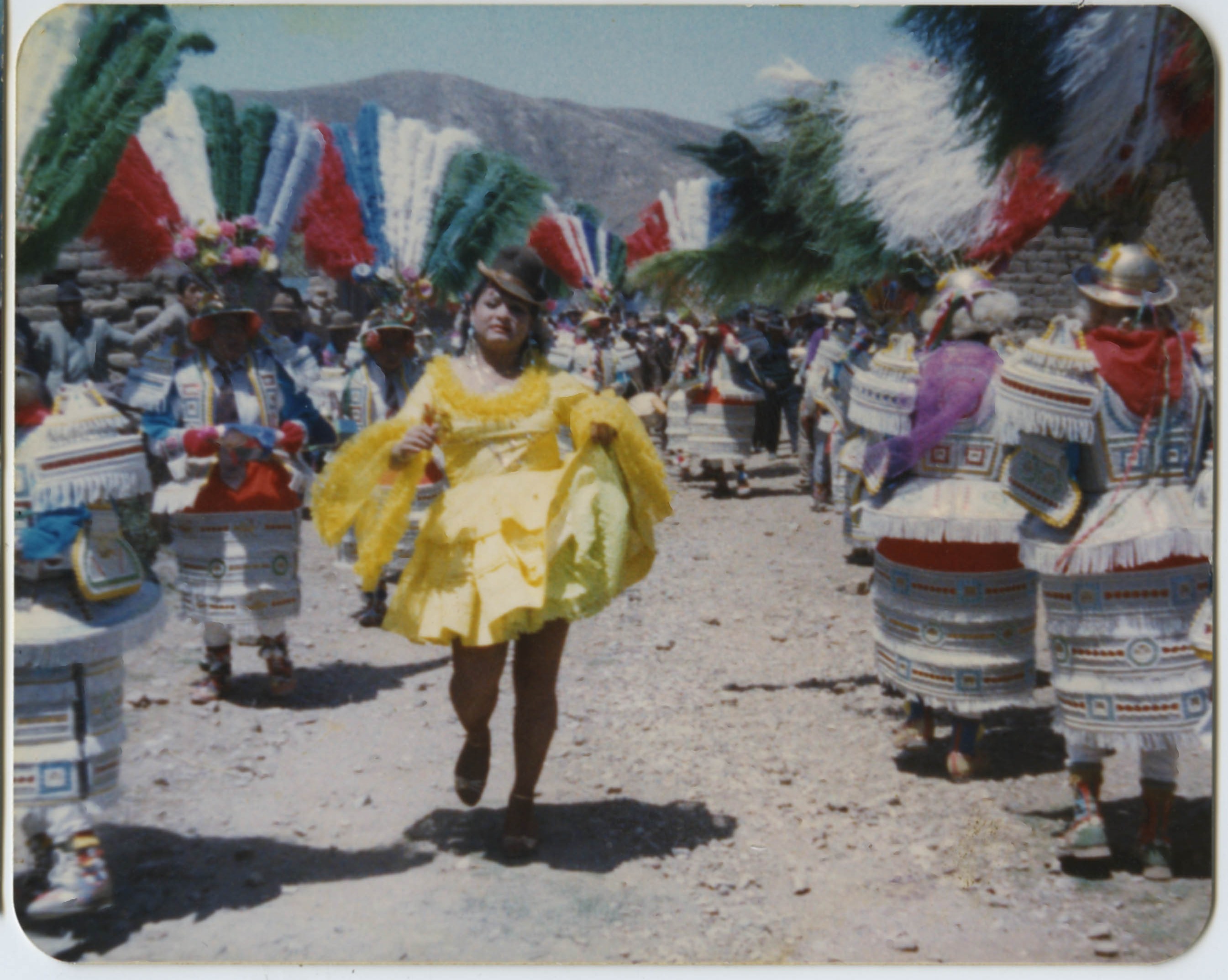 Juana en una fiesta rural princiipios de los años 80