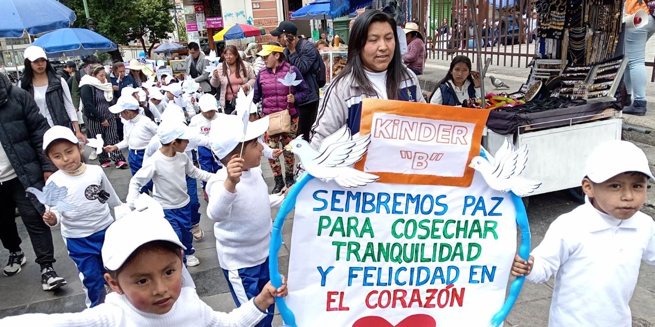 Estudiantes marchan por la paz y contra la violencia en Bolivia