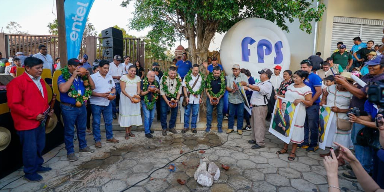 El presidente Luis Arce en la ch’alla del enlosetado en San Miguel de Velasco. 