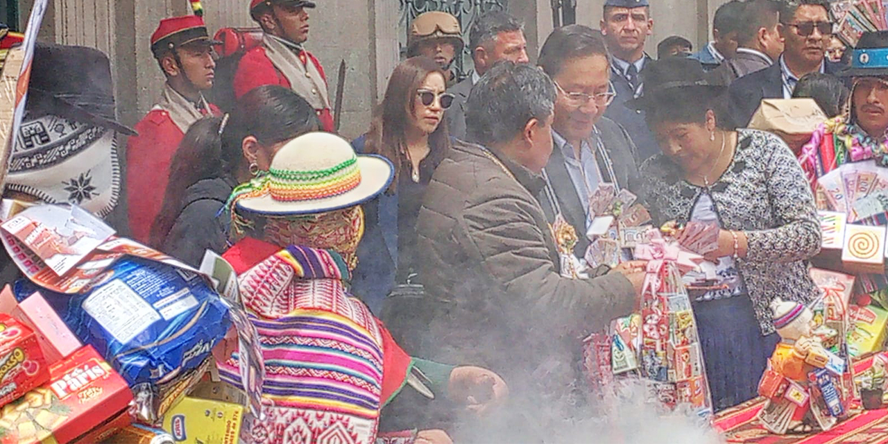 Presidente inicia la fiesta de la Alasita del Bicentenario en la puerta del Palacio Quemado