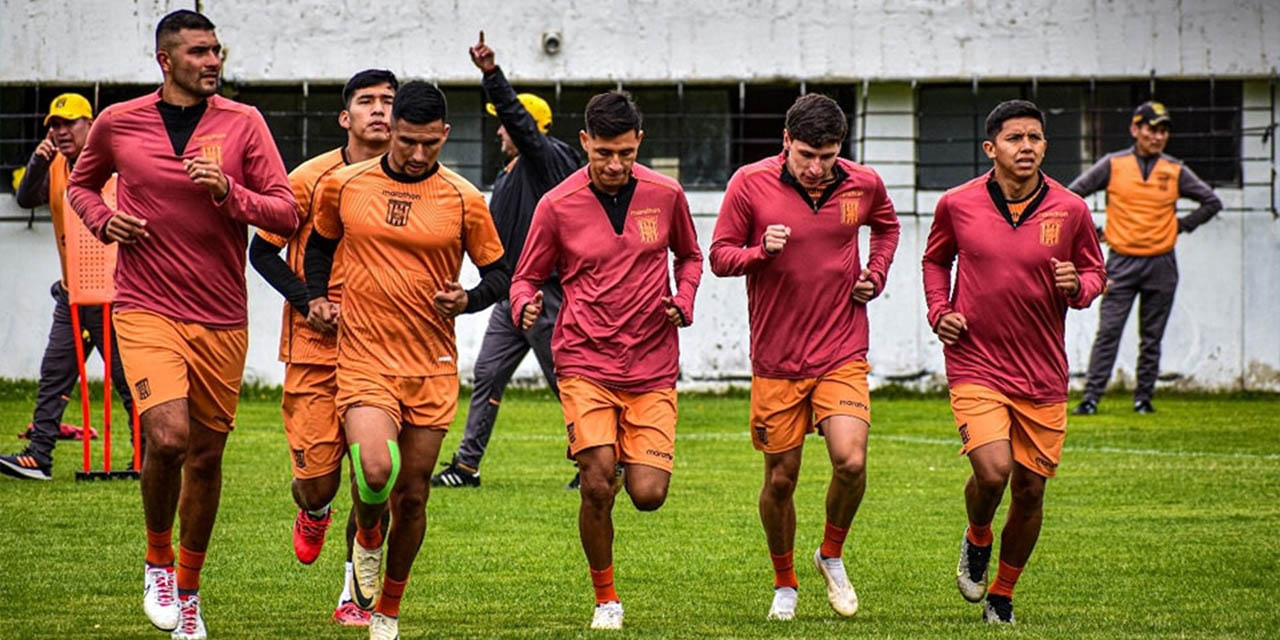 Los antiguos y nuevos jugadores del Tigre en plena labor física.