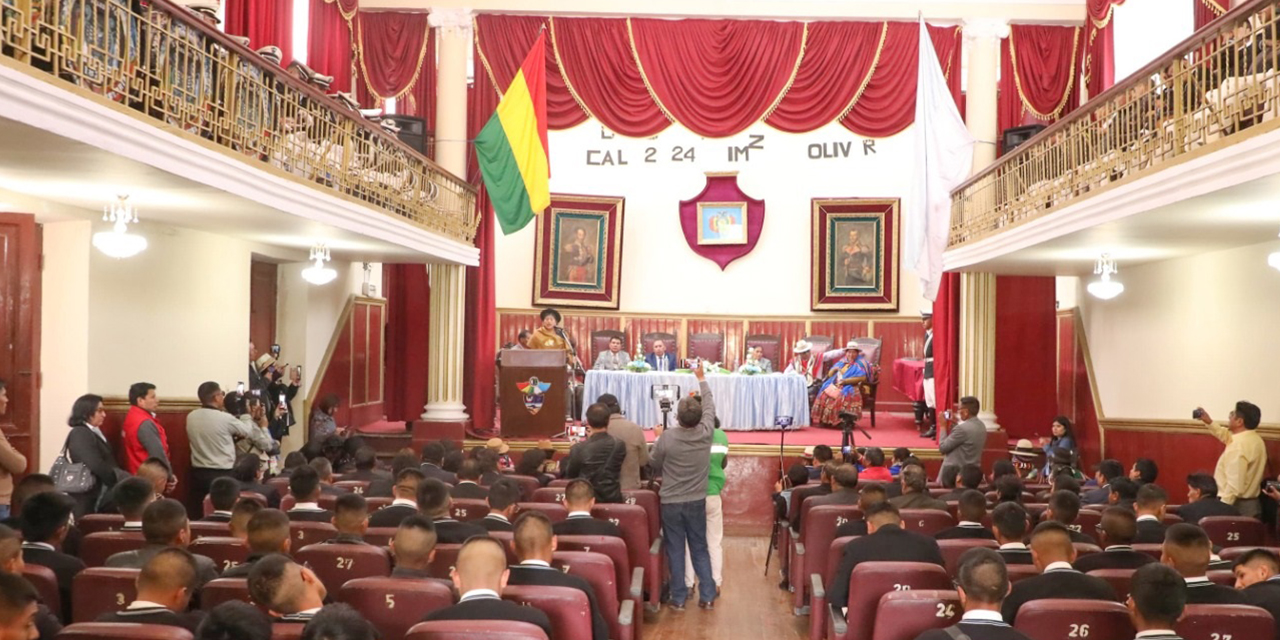 Acto de reconocimiento al Colegio Nacional Simón Bolívar, en Oruro. 