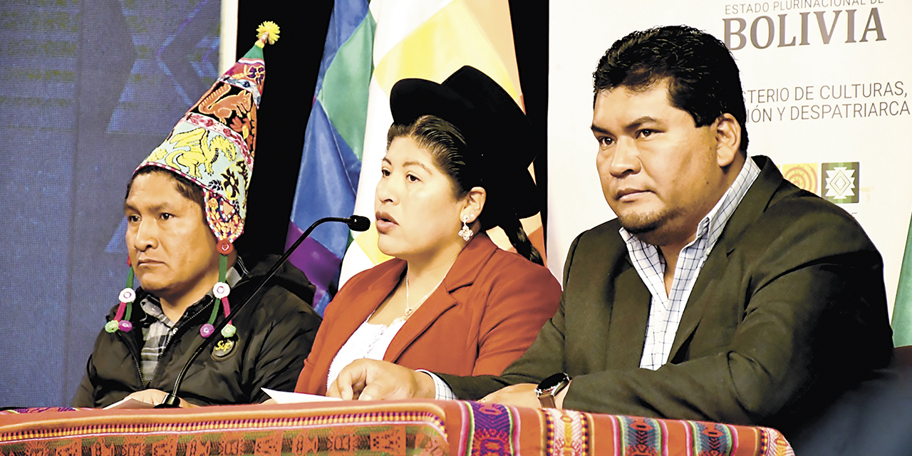 La ministra de Culturas, Esperanza Guevara, en conferencia de prensa. 
