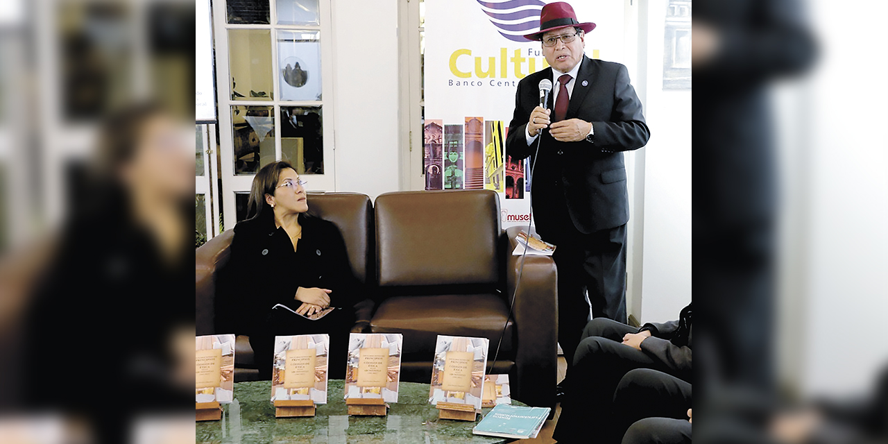 El autor, Luis Oporto  Ordoñez, durante la presentación del libro.