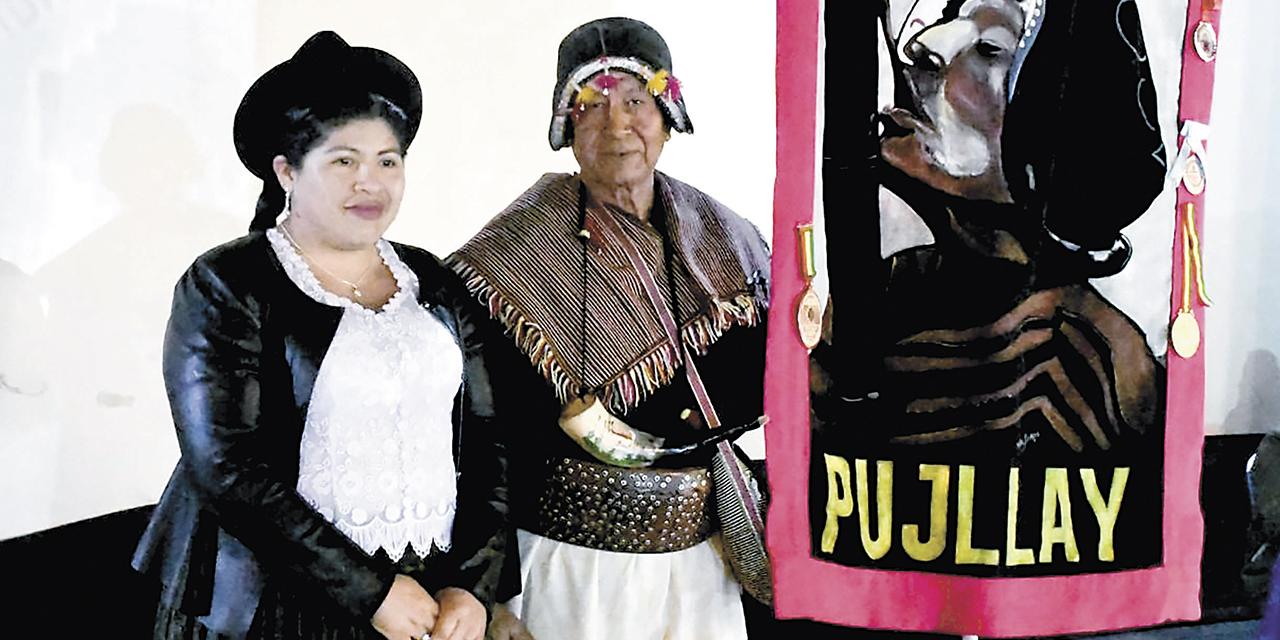 La ministra Guevara entrega la condecoración al Centro Cultural Pujllay Yamparaez.