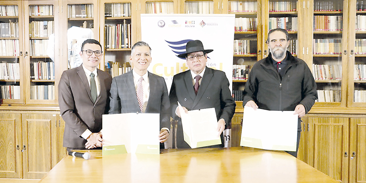 El presidente de la FC-BCB, Luis Oporto; el director de la ABNB, Máximo Pacheco; y el gerente general de FamilySearch para Sudamérica, Dulio Delgado, en la firma del convenio.